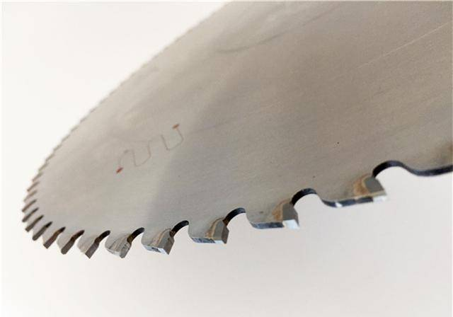 >What is the difference between the sawing method of cold saw and hot saw?