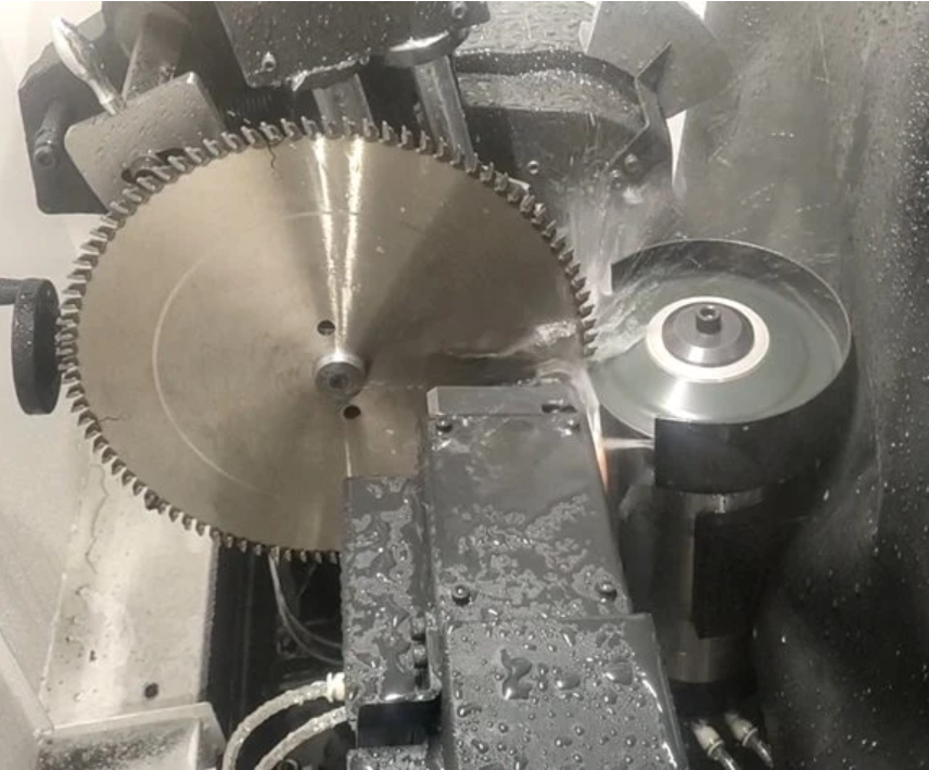 How to sharpen a circular saw blade?Teach you how to use saw blade sharpen machine correctly.