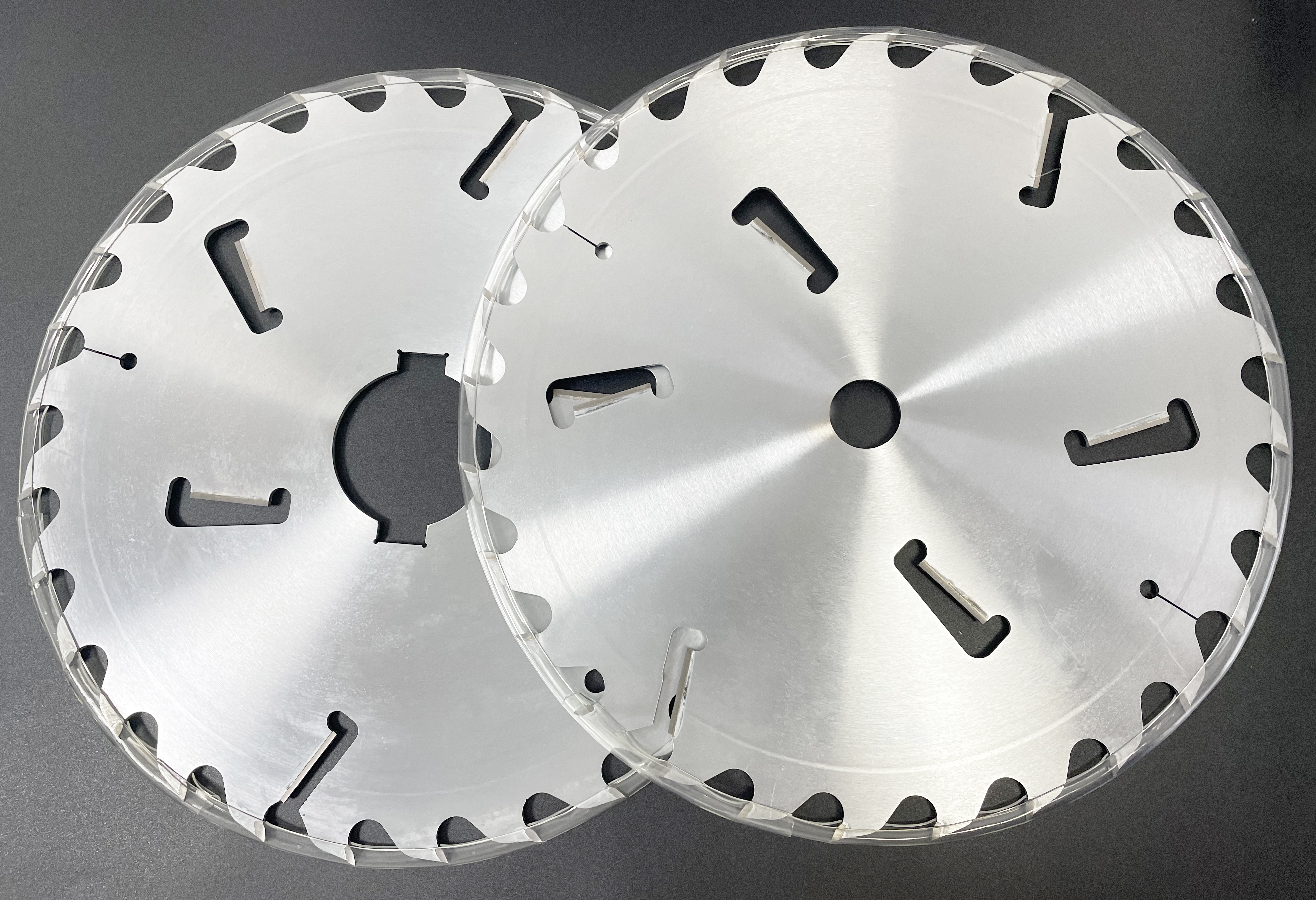 Maintenance of scraper multi-ripping saw blades